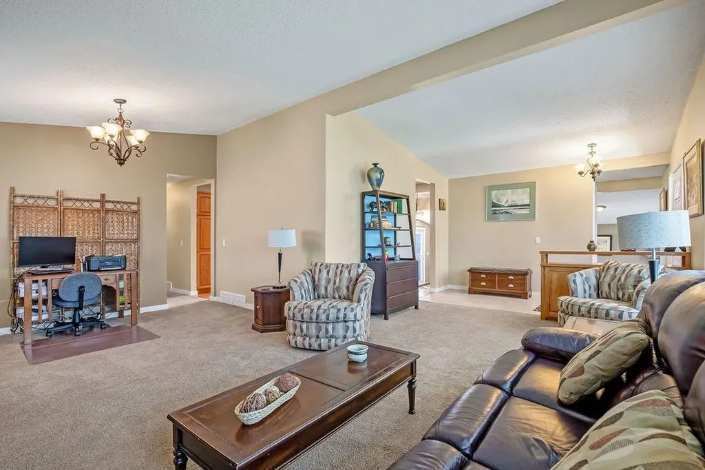 1348 Norfolk Drive NW Calgary AB T2K 5P6