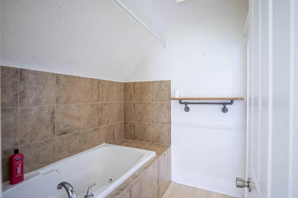 434 Memorial Drive NW Calgary AB T2N 3C3