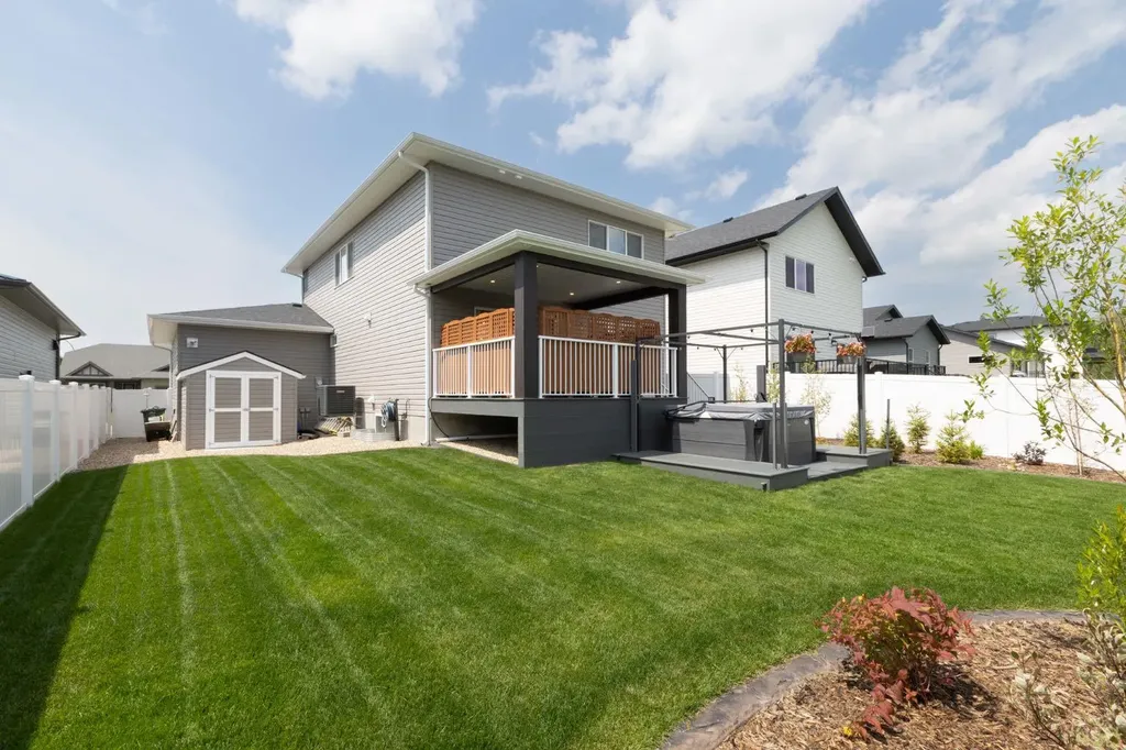 22 Napoleon Meadow Way Innisfail AB T4G 0N6