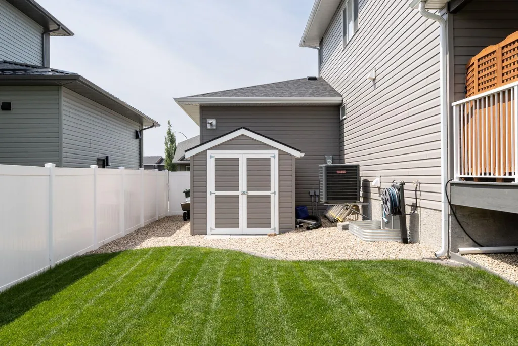 22 Napoleon Meadow Way Innisfail AB T4G 0N6