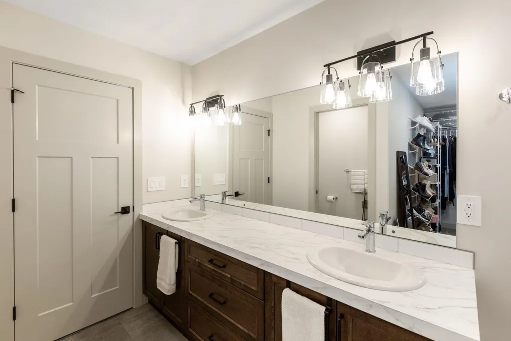 22 Napoleon Meadow Way Innisfail AB T4G 0N6