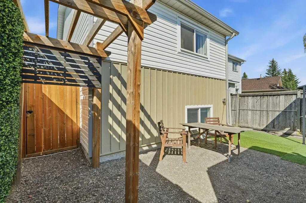 19 Millcrest Way SW Calgary AB T2Y 2M4