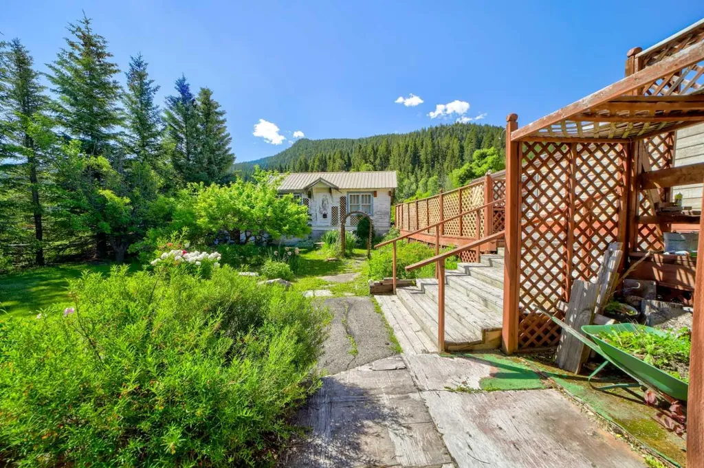5670 16 Avenue Coleman AB T0K 0M0