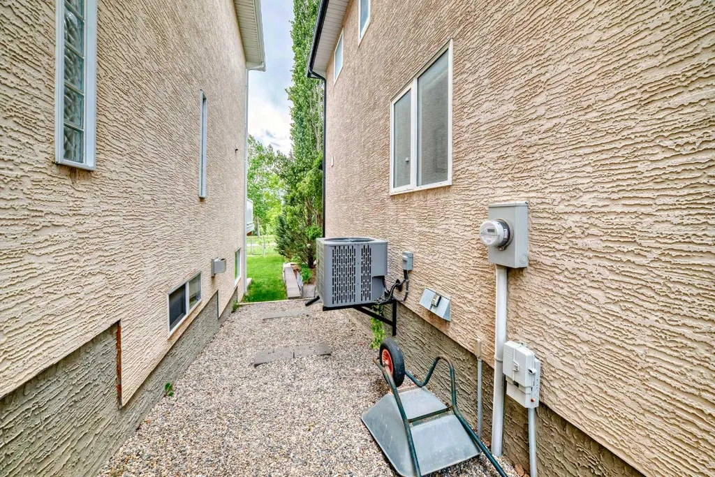 146 Scenic View Close Calgary AB T3L1Z4
