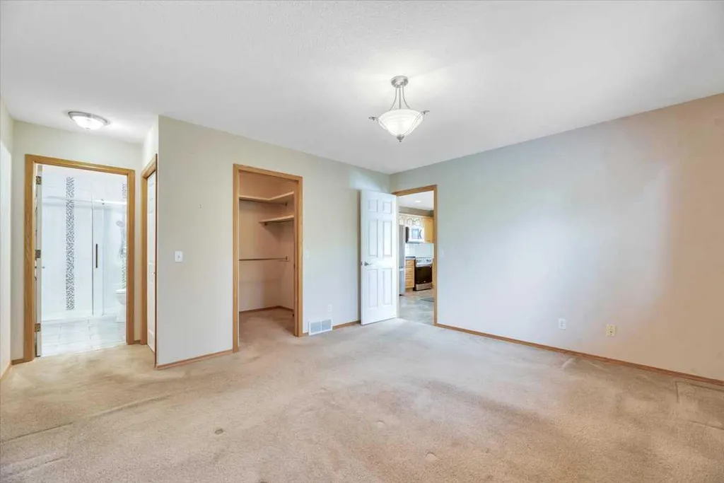10 Sandstone Ridge Crescent Okotoks AB T0L 1T3