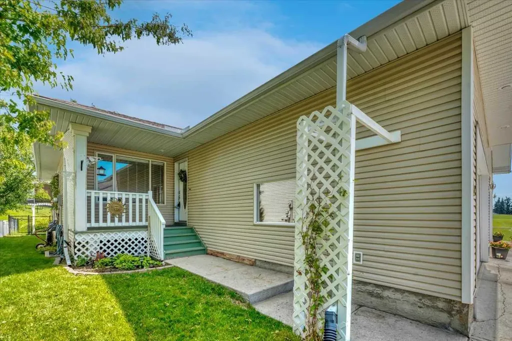 10 Sandstone Ridge Crescent Okotoks AB T0L 1T3