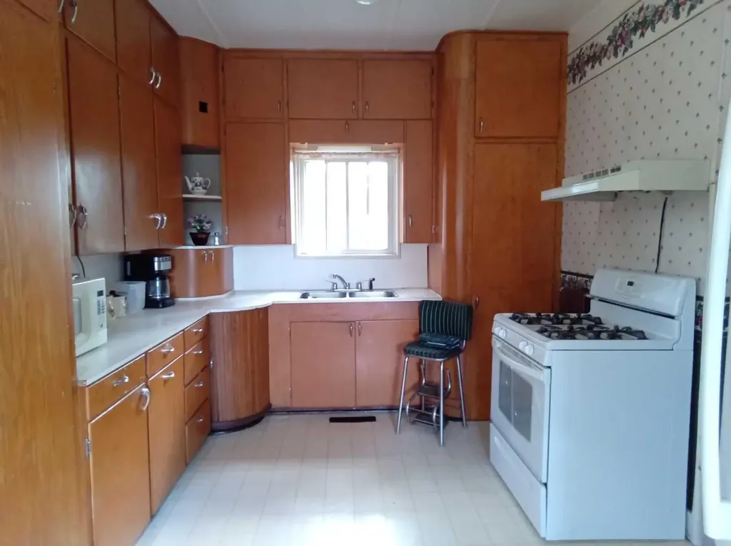 21 Peace River Avenue Peace River E Joussard AB T0G 1J0
