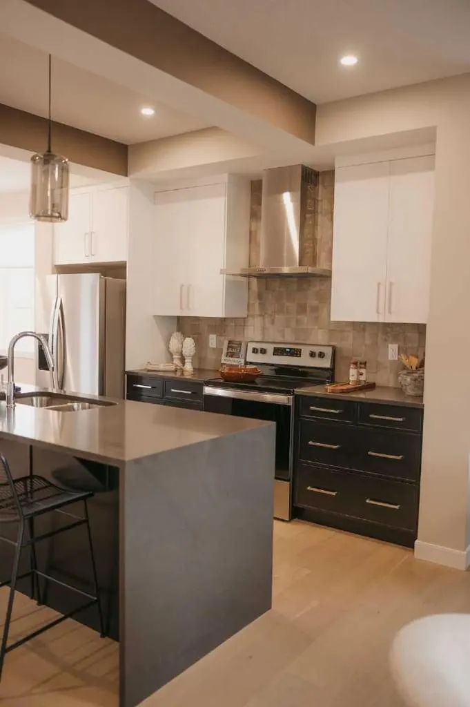 282 Southbow Avenue Cochrane AB T4C 2S6