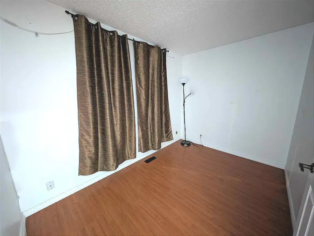 114 Castledale Way NE Calgary AB T3J 2A2