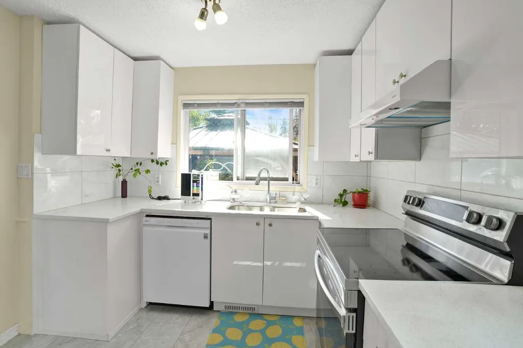 10315 8 Street SW Calgary AB T2W 0H2