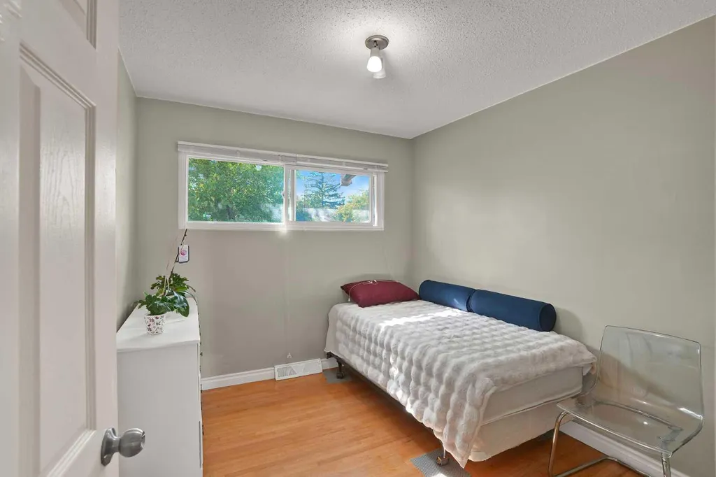 10315 8 Street SW Calgary AB T2W 0H2