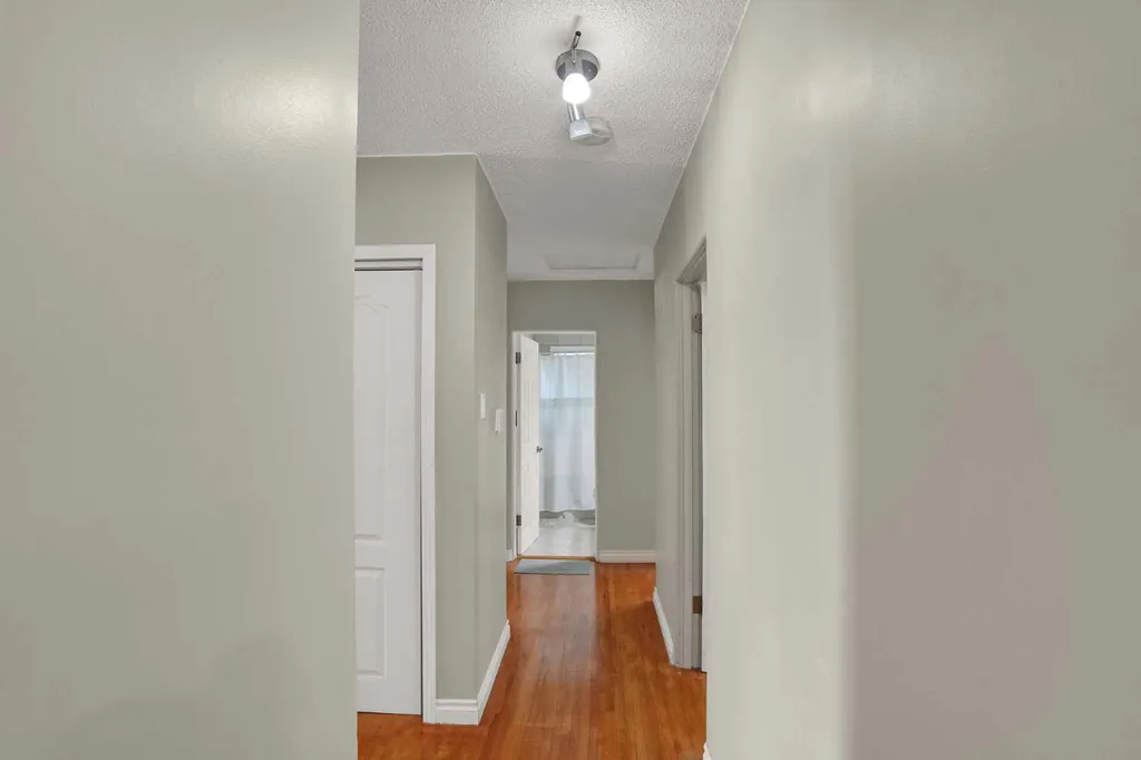 10315 8 Street SW Calgary AB T2W 0H2