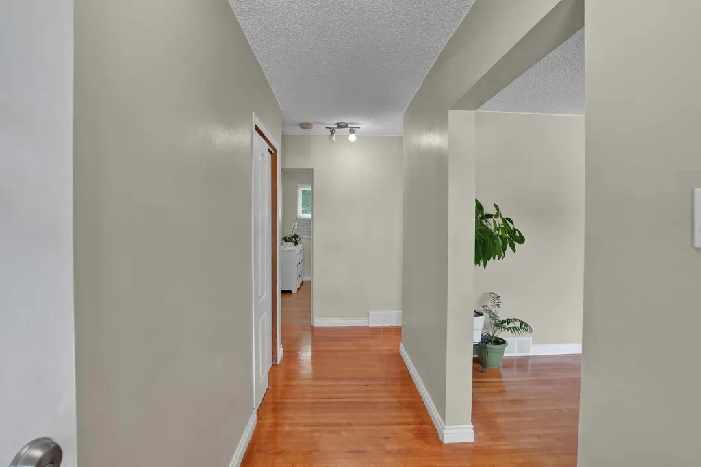 10315 8 Street SW Calgary AB T2W 0H2