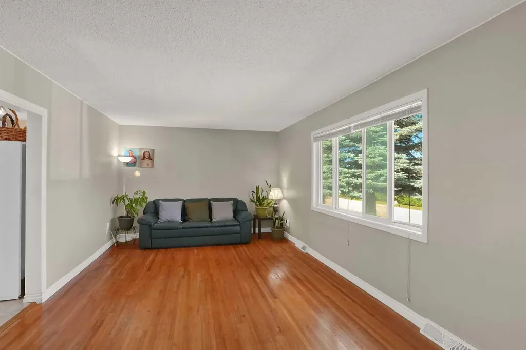 10315 8 Street SW Calgary AB T2W 0H2