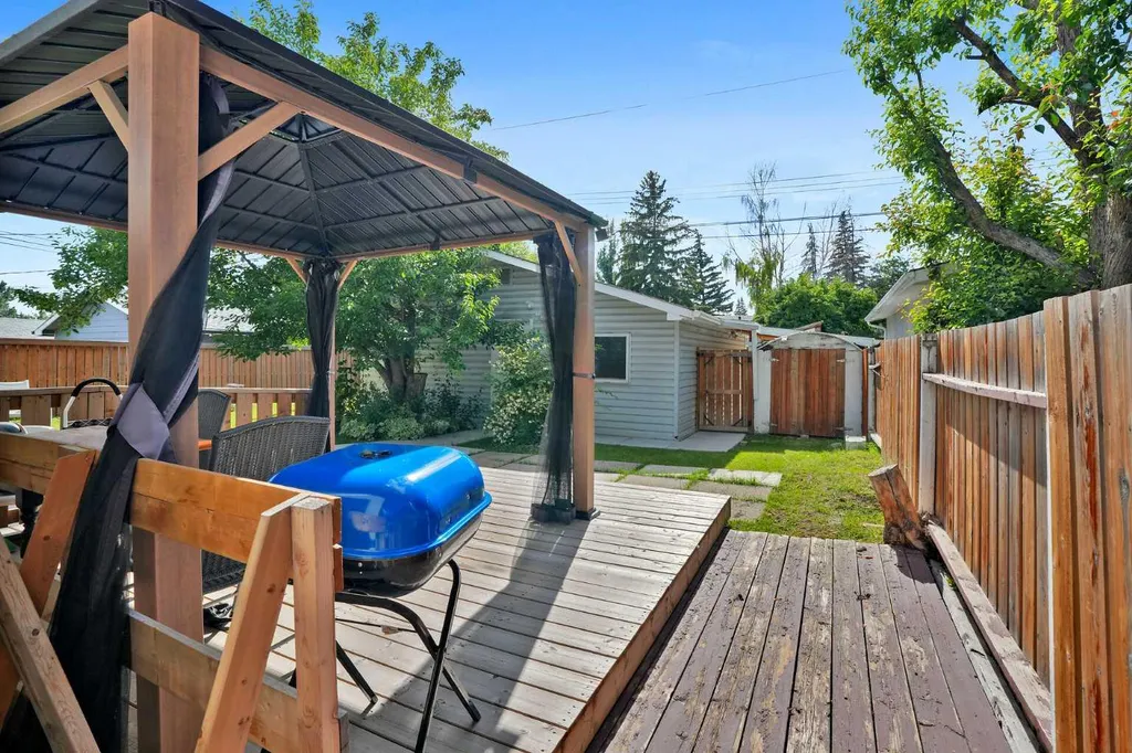 10315 8 Street SW Calgary AB T2W 0H2