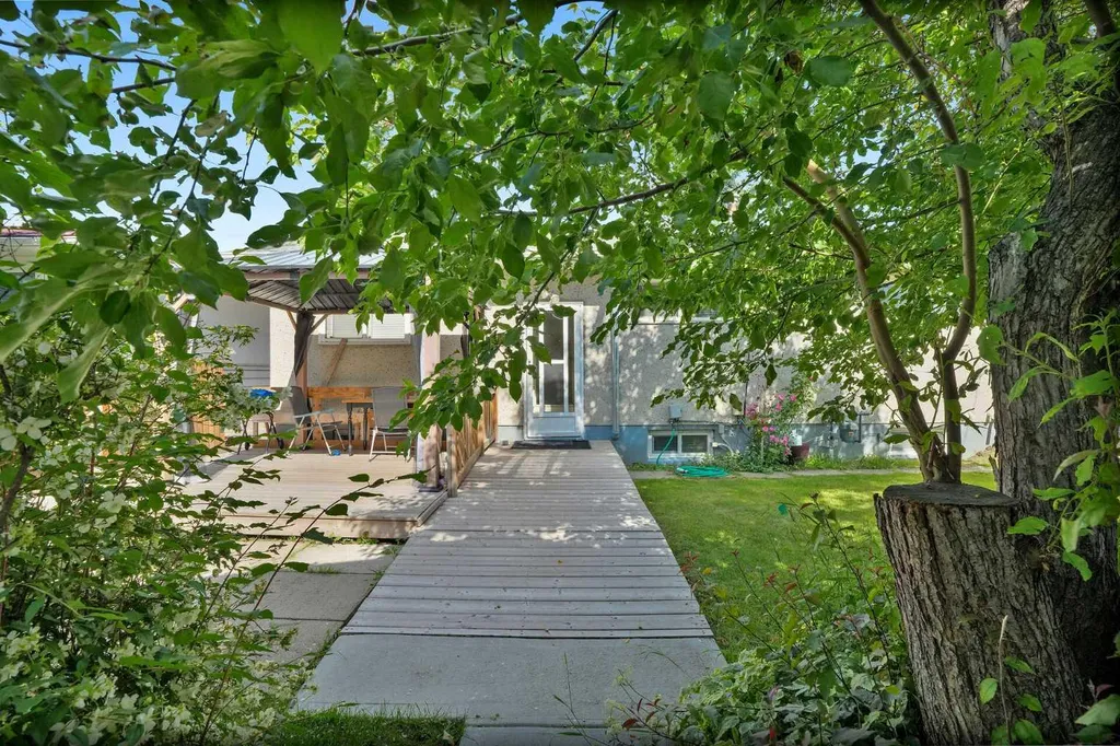 10315 8 Street SW Calgary AB T2W 0H2