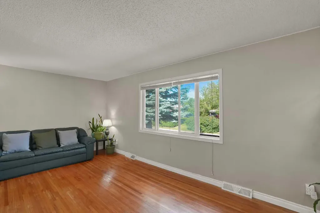 10315 8 Street SW Calgary AB T2W 0H2