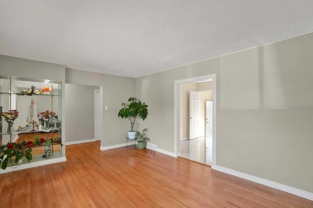 10315 8 Street SW Calgary AB T2W 0H2