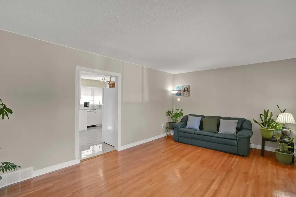 10315 8 Street SW Calgary AB T2W 0H2
