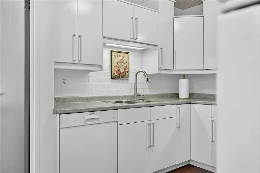 1107 15 Avenue SW Calgary AB T2R 0S8