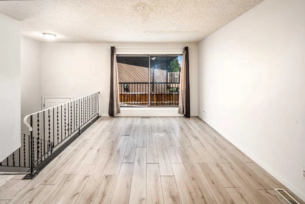 4523 73 Street NW Calgary AB T3B2M3