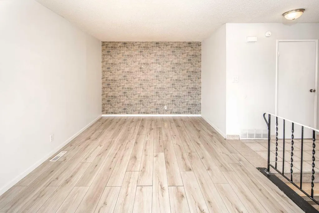 4523 73 Street NW Calgary AB T3B2M3