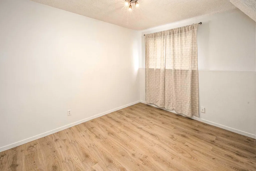 4523 73 Street NW Calgary AB T3B2M3