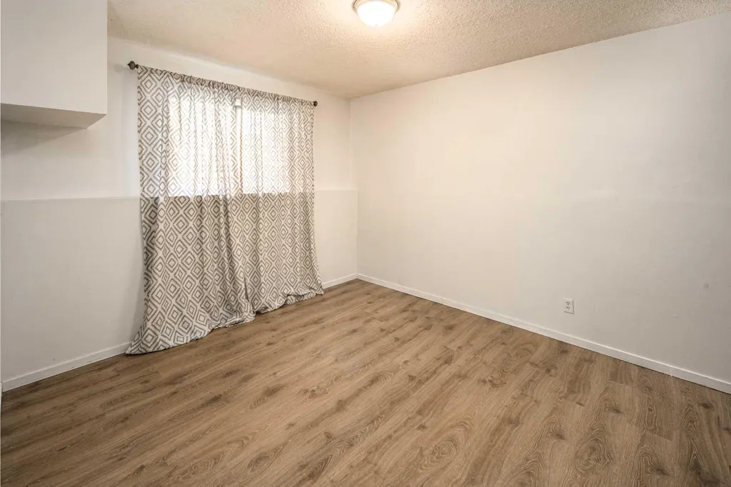 4523 73 Street NW Calgary AB T3B2M3