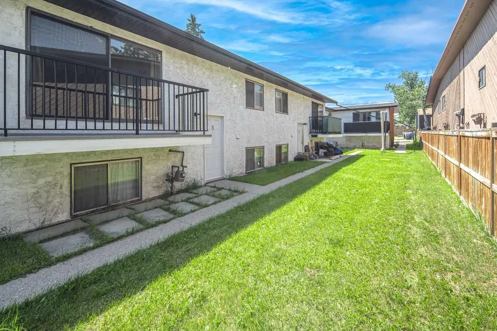 4523 73 Street NW Calgary AB T3B2M3