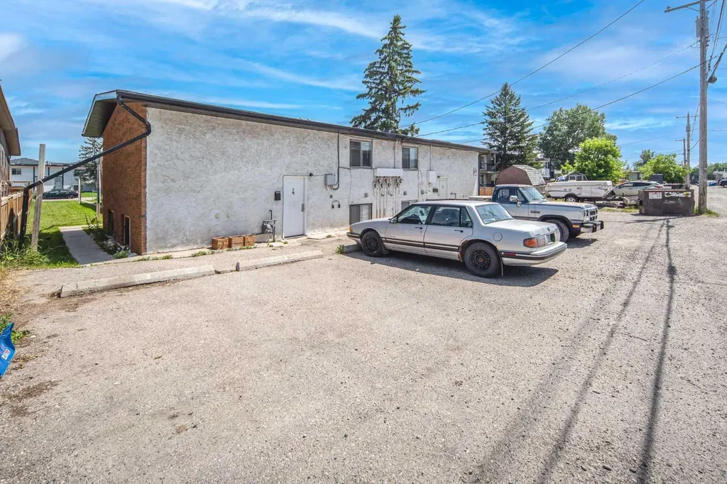 4523 73 Street NW Calgary AB T3B2M3