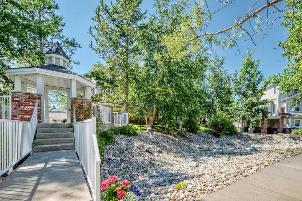 7171 Coach Hill Road SW Calgary AB T3H 3R7