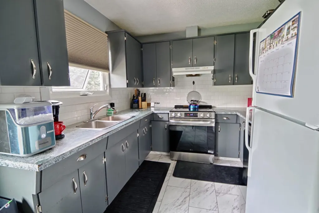 32 Lemoyne Crescent W Lethbridge AB T1K 4A5