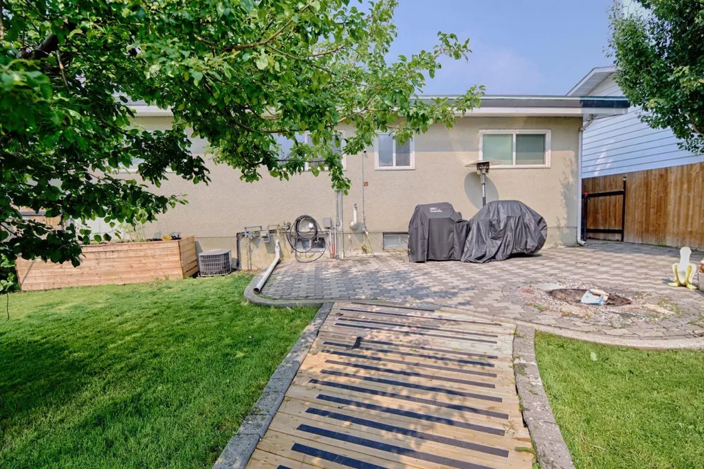 32 Lemoyne Crescent W Lethbridge AB T1K 4A5