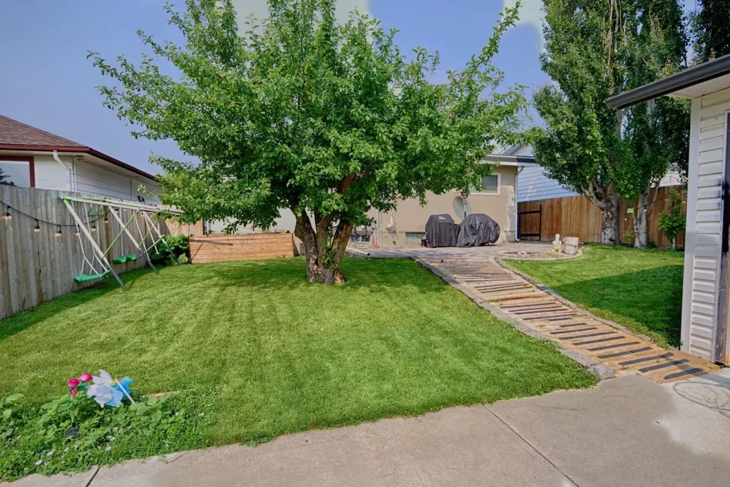 32 Lemoyne Crescent W Lethbridge AB T1K 4A5