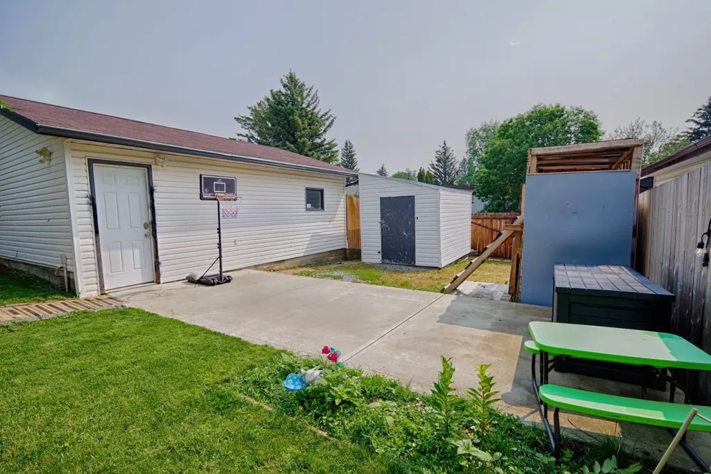32 Lemoyne Crescent W Lethbridge AB T1K 4A5