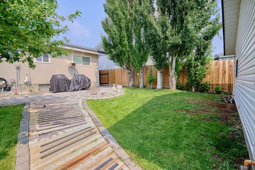 32 Lemoyne Crescent W Lethbridge AB T1K 4A5