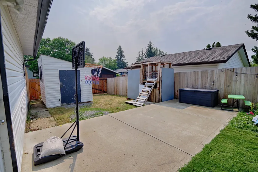 32 Lemoyne Crescent W Lethbridge AB T1K 4A5
