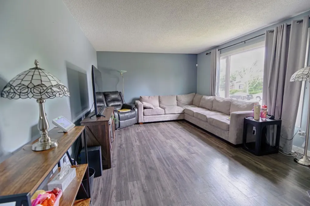 32 Lemoyne Crescent W Lethbridge AB T1K 4A5