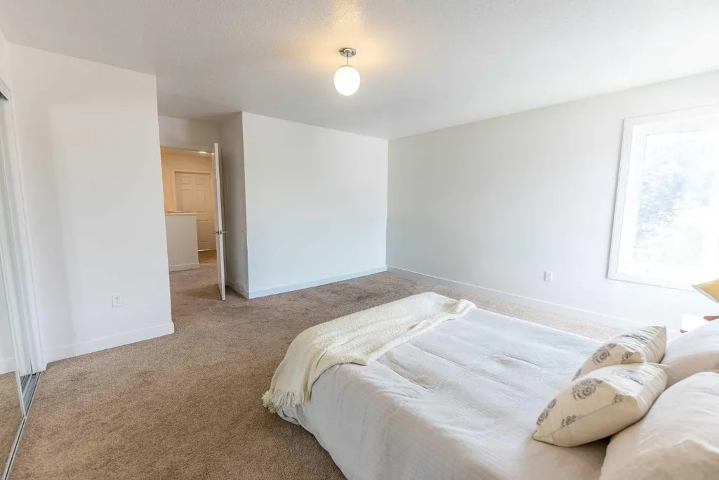5140 51 Street Lacombe AB T4L 1H9