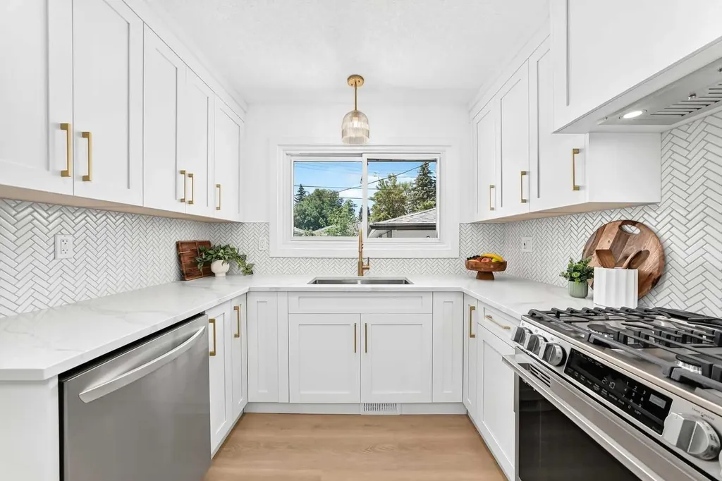 4139 Bowlen Street Calgary AB T2L1P8