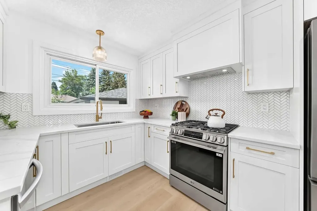 4139 Bowlen Street Calgary AB T2L1P8
