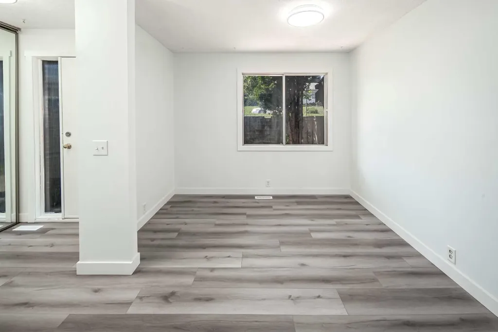 1055 72 Avenue NW Calgary AB T2K 5S4