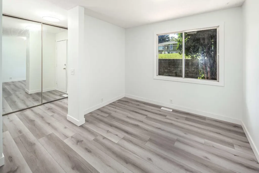 1055 72 Avenue NW Calgary AB T2K 5S4