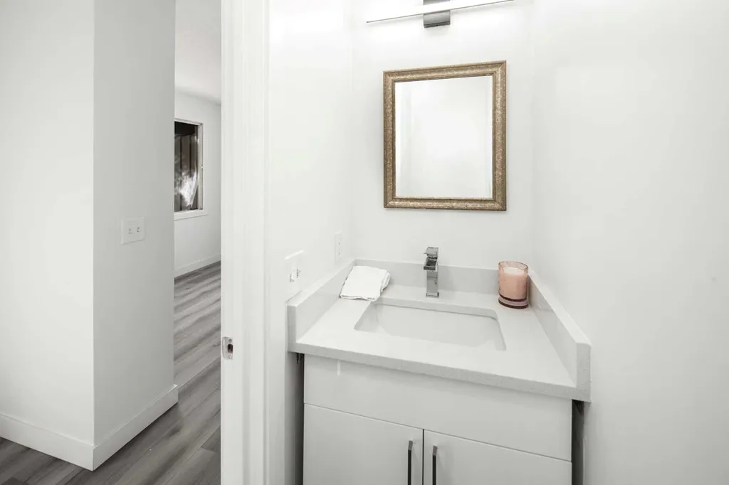 1055 72 Avenue NW Calgary AB T2K 5S4