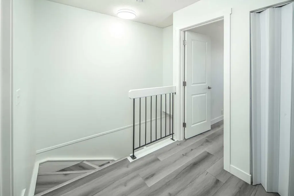 1055 72 Avenue NW Calgary AB T2K 5S4
