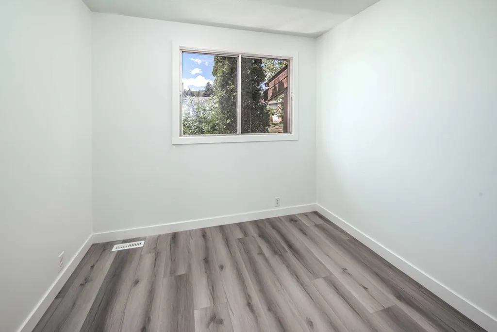 1055 72 Avenue NW Calgary AB T2K 5S4