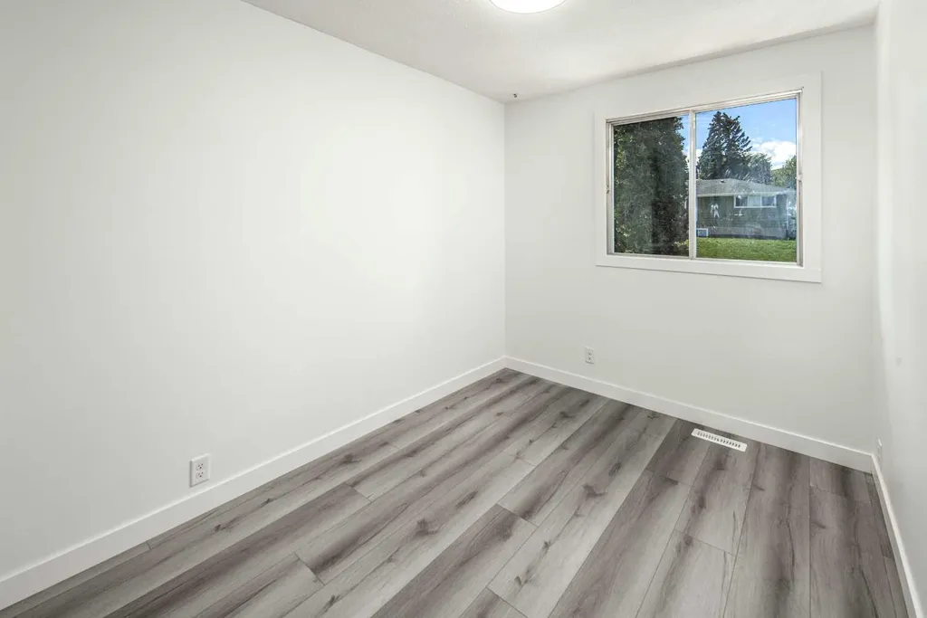 1055 72 Avenue NW Calgary AB T2K 5S4