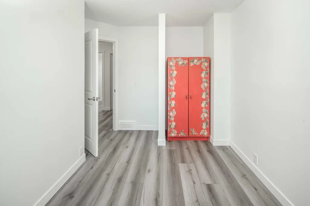 1055 72 Avenue NW Calgary AB T2K 5S4