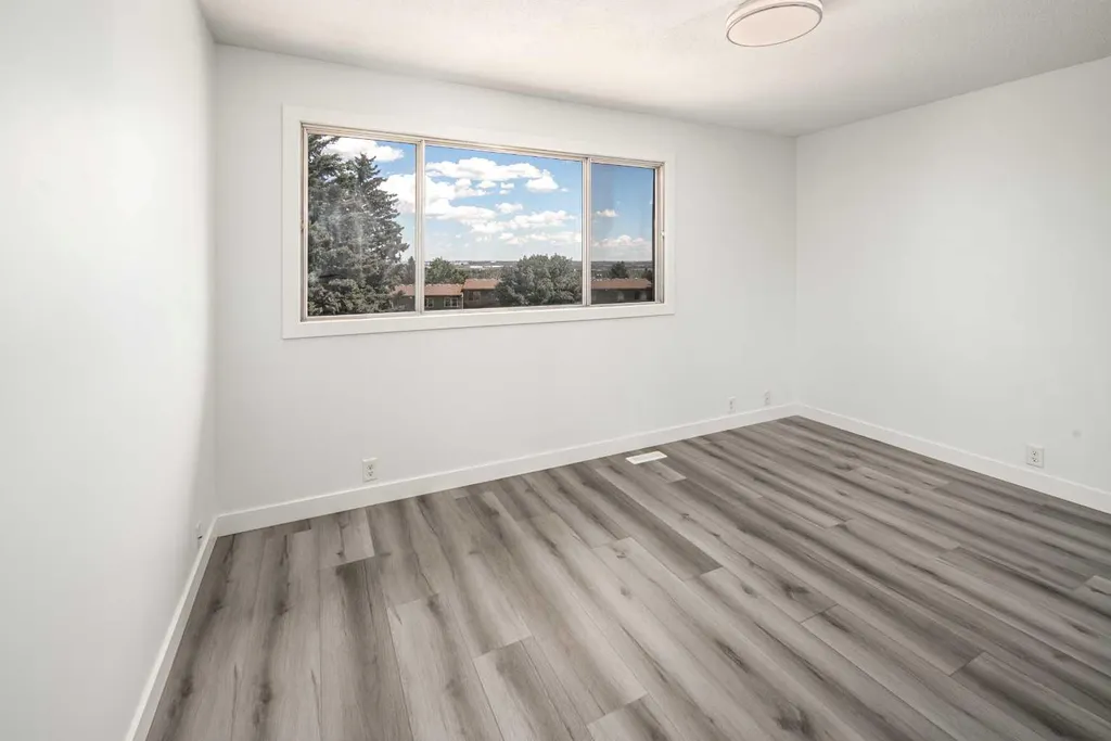 1055 72 Avenue NW Calgary AB T2K 5S4