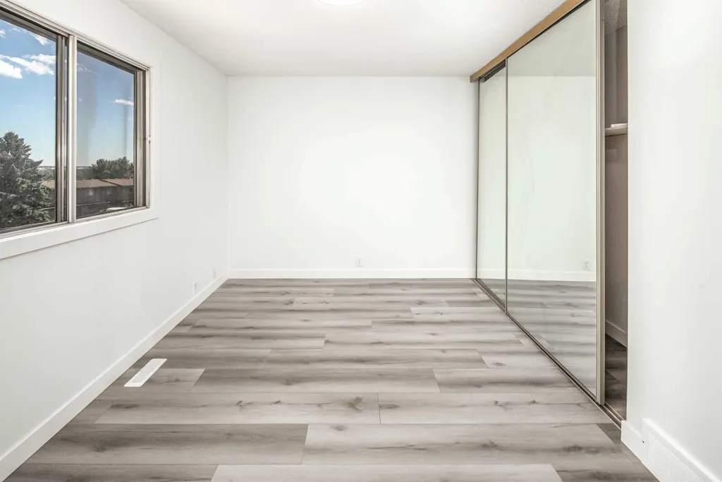 1055 72 Avenue NW Calgary AB T2K 5S4